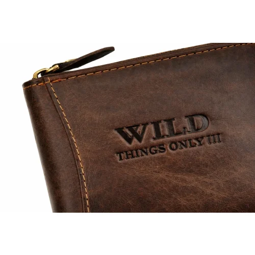 zbliżenie skóry portfela WILD 702 brązowy naturalna faktura / close-up of WILD 702 brown leather texture